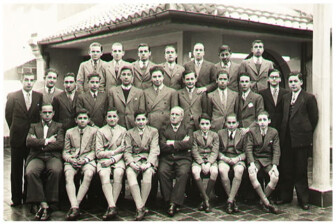PROMOCIÓN 1937 • ALVAREZ FORN, Hernán. ALVAREZ INSUA, Arturo F. AVILA PIETRANERA, Rafael. BECU, Ricardo D. BERNAUDO, Horacio. BIGNOLI, Arturo. BOURDIEU, Román M. CANALE, Oscar P. CRESPO, Fernando J. DODERO, Alberto E. DRAGO, Luis G. DURAÑONA, Rodolfo. DWEK, Saúl. ECHEGARAY, Eduardo. EDELSTEIN, Carlos M. FERNANDEZ POBLET, Ismael. FIGUEROA, Miguel A. FONTAN, Carlos G. GARCIA ALLER, Arturo H. GARCIA LANGE, Carlos J. GARCIA MANSILLA, Juan A. GAZZOLO, Juan José. GIANOTTI, Aníbal. GOMEZ GEZ, Gustavo G. GOÑI DEMARCHI, José M. HOUSSAY, Alberto M. JACOME, José L. JORDAN, Juan M. LALOR, Eduardo J. LALOR, Juan. LIVRAGHI, Jorge L. MALIAR, Roberto. MANZI, Ricardo. MARTIN, Marcelo E. MATTOS, Juan J. MENDIVIL, Roberto. MENENDEZ BEHETY, Fernando. MULATERO, Claudio Luis. MULATERO, Juan Luis. NAVARO HUEYO, Julián. OBLIGADO, Alberto. ORIBE, Juan M. PASTOR, Eduardo R. PELLERANO, Benedicto. PROUGENES, Ernesto. PUJO DIAZ, Juan M. RODRIGUEZ CERRUTI, Alberto. SAENZ ROZAS, Ricardo B. SALAS CARRERAS, Jorge R. SALAZAR, Raimundo A. SANCHEZ ELIA, Raúl. SEEBER, Gerardo R. SIEBURGER, Guillermo J. SIMONDINI, Guillermo J. TABOADA, Juan C. TARDITO, Oscar E. TERAN, Máximo. UDABE, Juan José. URTASUN, Eduardo J. VAN DEURS, Juan A. VEGA, Guillermo M. VEITCH, Carlos R. VILLANUEVA, Carlos E. VIVANCO, Antonio. VOZZI, Italo R. ZAVALA ORTIZ, Ernesto. ZULOAGA, José G.