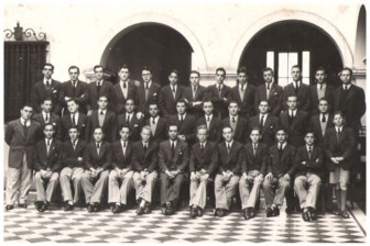 Promoción 1952 • ABERG COBO, Ernesto A. ADROGUE, Carlos Alfredo. ALMADA, Alberto Hugo. BARILA, Alberto A. BARREIRA, Alberto I. BENGOLEA, Ricardo F. BERNASCONI, Julio. BIOLCATI, Alejo H. BOSCH, Luis F. CALDWELL, Juan R. CARLES, Federico. CASADELLa, Raúl A. DUHALDE, Jorge L. DURRUTY, Vicente J. ELIA, Roberto J. de. ESPAÑOL, Antonio. FERRER, Horacio A. FILGUEIRA, Horacio G. GALLO, Guillermo E. GARCIA AVOGADRO, Guillermo T. GONZALEZ PINI, César Ángel. GRONDONA, Roberto J. GROPPO, Pedro Carlos. GUEVARA, Juan A. IBARRA, Mario R. INTAGLIETTA, Máximo. ITURRALDE, Guillermo. KLEPPE, Carlos R. KREUTZER, Guillermo. LLANOS, Juan Carlos. LOPEZ ALFARO, Alberto M. LUNA PONT, Carlos M. MAGNASCO, Guillermo R. MARCO, Enrique A. MARTIN, Juan. MARTINEZ, Gerardo. MAZZONIS, César. MENDEZ, Luis A. MONTANELLI, Roberto P. NOGUES, Carlos Alfredo. ORTIZ BASUALDO, Nicolás. OTTONE, Renato L. PAMPILLO, Severiano. PANTOLINI, Jorge Mario. PENDOLA, Raúl D. PEREZ MENDOZA, Guillermo. PICABEA, Guillermo. REBAUDI, Roberto S. REPETTO, Armando A. ROCCA, Jorge A. SACHERI, Jorge A. SANJURJO, Fernando. SANTAMARINA, Arturo. SCHAUMKELL, Jurgen Carlos. SIERRA, José María. SILLES, Alejandro. TARRADELLAS, Norberto R. TUBINO, Osvaldo. VEDIA, Alvaro B. de. VIGNAU, Pedro A. VIGNAU, Ricardo A. ZEMBORAIN, Martín F.
