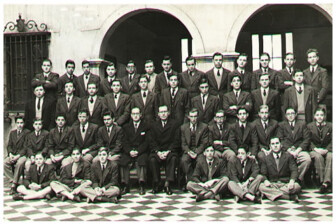 PROMOCIÓN 1956 • AGUSTONI, Reinaldo. ALBERIO, Roberto. ALSINA, Juan. AMBROSETTI, Francisco. AMOROSI, César. ARAMBARRI, Raúl. BIEDMA, Alejandro. BLAQUIER, César. BURGIO, Enzo. CAPURRO, Tito S. CORNEJO, Arturo. FARRELL, Martín D. GALLI, Víctor. GARGIULO, Francisco. GRAUE, Sidney W. HARGUINDEGUY, Roberto. INCHAURRAGA, Ricardo. LANDO, Juan Carlos. LANDONI, Luis. LISDERO, Arturo. MAGNASCO, Ricardo. MAI, Federico. MENDIZABAL, Federico. MENDIZABAL, Julio. MONTOREANO, Jorge. MORIXE, Carlos. OTAÑO PIÑERO, Jorge. PERETTI, Carlos. PEREYRA IRAOLA, Julio. PIAGGIO, Gerardo. PODESTA, Jorge. SALVI, Alberto. SCHINZEL, Gerardo. SESSA, Alejandro. UNGARO, Raúl. URQUIJO, Fernando. USANNA, Antonio. VALLE, Santiago.