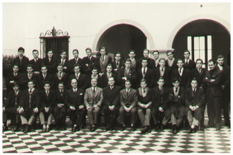 PROMOCIÓN 1957 • ALDATZ, Julio. ANITUA, Jorge. ARES, Alberto. BANFI, Angel Mario. BERNASCONI, Juan R. BIEDMA, Eduardo. BIOLCATI, Héctor. BRU, Arturo. COURTIS, José María. DEMARCHI, Leonardo. DURANA, Víctor. FACIO, Guillermo. FRANCHINI, Carlos. GALINDO, Jorge. GARAT, Juan. GARCIA BELMONTE, Horacio. GHIGLIONE, Omar. GIUSTI, Alfredo. GOICOECHEA, Juan. GOMEZ PERACCA, Agustín. GONZALEZ LENTINI, José M. GORCHS, Federico. GUGLIELMINO, Antonio. JIMENEZ, Eduardo. LIX KLETT, Luis. LOBOS, Roberto. MADERNA, Horacio. MAGNASCO, Raúl. MAQUEDA, Mario. MARINONI, Gustavo. MAYOR, Carlos. MOLINARI, Eduardo. MORANO, Juan C. MUREKIAN, Mario. OROZCO, Alberto. PEREZ BREA, Jorge. PICABEA, Lucio. QUIRNO UGARTE, Avelino. RODRIGUEZ, Emilio. RODRIGUEZ ALVAREZ, Enrique. ROSSANIGO, Osvaldo. SANTAMARINA, Enrique. SCHENA, Antonio. SCHONGUT, Carlos. SESSA, Aldo. SUAREZ, Oscar. TORRE ARREGUI, Juan. VALIANTE, Jorge. VALLONE, José. VASQUEZ MANSILLA, Marcelo. VEHILS, Jorge. VILLA, Amadeo. ZAMBRANO, Pedro.