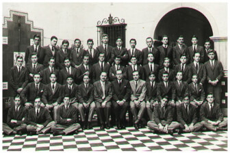 PROMOCIÓN 1959 • ANCHORENA, Raul Eduardo. BALESTRA, Ricardo. BANFI, Marcelo. BARBENZA, Rodolfo. BARZI, Guillermo. BEDOYA, Oscar. BELLONI, Ricardo. BENEGAS, Alberto. BIEDMA, José María. BIERCAMP, Heriberto. BOUILLIN, Enrique. BOURSE, Nicolás. BURGWARDT, Carlos. CALISTRI, Pablo. CALVO LEMOS, Manuel Pío. CARRO, Eduardo Jose. COLLEONI, Jorge. COLUSI, Carlos. CORNA, Pablo Maria. DANESE, Julio. DECKER, Pablo. DESMERY, Ricardo. DUBOURG, Arturo. ERIZE, Francisco. ESTRADA, Angel. FARE, Mauricio de la. FERNANDEZ FALCHI, Guillermo. GARCIA HAMILTON, Alberto. GOITIA, Jorge. GOLDARACENA, Mario. GONELLA, Alejandro. GONZALEZ VILLALOBOS, Alvaro. GROSSO, Alberto. HEARNE, Roberto. IRIARTE, Federico. JAIM ETCHEVERRY, Guillermo. MAGAN, Alfredo. MANSO, Horacio Octavio. MARONEO, Ricardo. MAROTTA, Ezequiel. MATTEI, Alfredo. MIRALLES, Joaquín. MOLINA, Francisco. MONTAÑANA, Osvaldo. OLIVAN, Alfredo. OROZCO, Juan. PELLEGRINI, Juan. PENOUCOS, Héctor. PESADO, Ángel. POLASTRI, José. RAMIREZ BOSCO, Eduardo. RECONDO, Martín. RIAL, Ricardo. RONDE, Ricardo de. SACHERI, Raúl. SAUNIER, Rodolfo. SCHWARTZ, Ernesto. SERANTES, Luis P. SIERRA, Bernardo. SILVA, Héctor. TESORO, Alfredo. TOSI, Eduardo. VEGA, Luis de la.