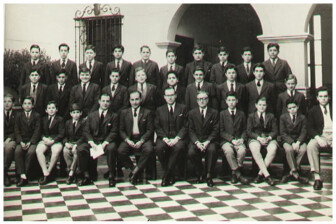 Promoción 1961 • ALBAMONTE, Julio ALSOGARAY, Álvaro ALTUVE, Carlos ALVAREZ, Rodolfo ARISI, Hugo BARNETCHE, Raúl BIOLCATI, Hugo BRUSA, Horacio CAILLON, Miguel CAVALLERO, Héctor CEGLIA, César CONSOLI, Víctor CORNEJO, Luis CORNELLI, Juan C. DE LORENZO, Jorge DE PABLO PARDO, Luis DEDOMENICI, Fernando DEL GENER, Raúl DELFINO, Guillermo DEPETRIS, Ricardo ECHAVARRIA, Guillermo FERRO, Emilio FERRUA, Víctor FIORAVANTI, Máximo GARCIA URIBURU, Miguel GIGLER, Carlos GREGO, Virginio IACCAPRARO, Juan KLOCKNER, Pedro LARZABAL, José M. MARTENS, Hilberto MARTINEZ, Jorge MIGUENS, Ricardo MOGLIA, Jorge MUZZIO, Juan Carlos NAVARRO, Patricio NICASTRO, Luis NIELSEN, Carlos ONETO, Leopoldo Víctor OYANGUREN, Luis PALACIO, Emilio PEISCI, Raúl PEÑA, Federico PLUMET, José POLOTTO, Mario QUIRNO, Federico QUIRNO, Jorge RAMIREZ BOSCO, Luis RECONDO, Juan RESA, José RICART, Amadeo ROSSI, Andrés SALVARREDI, Mauricio Roberto SALVATORI, Eduardo SCHAPOCHNIK, Mario SERRA, Oscar SILVA, Jorge SILVA CHILD, José SINOPOLI, Armando SOSIO, Eduardo SUAREZ, Carlos TACHELLA, Alejandro TAILLADE, Raúl TAVELLA, Antonio TAVELLI, Carlos VERZURA, Carlos YMAZ, Esteban ZARLENGA SOLA, Edgardo Juan
