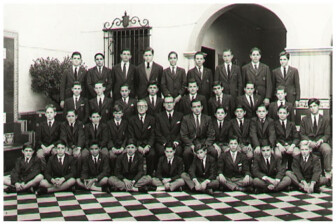 PROMOCIÓN 1962 • AMBROGETTI, Juan. ANCHORENA, Juan Antonio. BALLESTER, Jorge A. BIANCHI, José Eduardo. BIEDMA, Patricio A. BINELLO, Oscar. BINGEMER, Einardo. BOFFELLI, Luis A. BONSIGNORE, Vito. BOURDIEU, Carlos A. BREA, Fernando M. CAMAUER, Gustavo A. CARRASCOSA, Carlos A. CORDEU, Adolfo F. CORDIDO SANDE, Manuel J. COSTA, Luis Alberto. COVATTO, Alberto J. DAVERIO, Enrique G. DE AMBROSI, Juan Carlos. DI GUGLIELMO, Renato S. DI PAOLO, Alfredo. EGAÑA, Carlos J. ERIZE, Luis A. FERNANDEZ, Horacio M. FERNANDEZ, Ricardo M. FERRERO, Julio N. FERRO, Juan Carlos. GALARRAGA, Ricardo J. GARCIA LABORDE, Leonardo. GARCIA PULO, Edgardo Rodolfo. GONZALEZ, Carlos A. GONZALEZ BALCARCE, Marcos J. GULLY, Guillermo P. HUME, Ricardo. LANUSSE, Alberto M. LAWSON, Eduardo E. LIÑEIRO, Héctor E. MAGLIONE, Alejandro. MALBRAN, Manuel E. MARMOREK, Franklin. MEGIDE, José E. MIGUENS, Rodolfo J. MOGLIA, Juan Carlos. MUÑIZ, Gonzalo. MUÑIZ BARRETO, Benjamín A. NICASTRO, Andrés. ONGAY, Balbino. PAGANINI, Alberto M. PASINI, Aldo J. PERINO, Roberto D. PINO, Osvaldo M. del. QUIJANO, Hortensio L. RIOS, Hernán F. SANCHEZ SAÑUDO, Carlos R. SAYUS, Alfredo. SILVA, Oscar Carlos. SUELDO, Florencio. TESSORE, Federico H. UHALDE, Juan P. URANGA, Julio A. URETA SAENZ PEÑA, Luis M. VACCAREZZA, Leonardo S. VARELA, Alejandro H. WIPPERLING, Guillermo A. ZAMORA, Felipe G. ZORRILLA, Luis A.