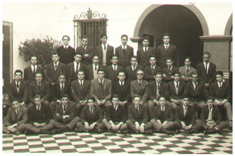 PROMOCIÓN 1962 • AMBROGETTI, Juan. ANCHORENA, Juan Antonio. BALLESTER, Jorge A. BIANCHI, José Eduardo. BIEDMA, Patricio A. BINELLO, Oscar. BINGEMER, Einardo. BOFFELLI, Luis A. BONSIGNORE, Vito. BOURDIEU, Carlos A. BREA, Fernando M. CAMAUER, Gustavo A. CARRASCOSA, Carlos A. CORDEU, Adolfo F. CORDIDO SANDE, Manuel J. COSTA, Luis Alberto. COVATTO, Alberto J. DAVERIO, Enrique G. DE AMBROSI, Juan Carlos. DI GUGLIELMO, Renato S. DI PAOLO, Alfredo. EGAÑA, Carlos J. ERIZE, Luis A. FERNANDEZ, Horacio M. FERNANDEZ, Ricardo M. FERRERO, Julio N. FERRO, Juan Carlos. GALARRAGA, Ricardo J. GARCIA LABORDE, Leonardo. GARCIA PULO, Edgardo Rodolfo. GONZALEZ, Carlos A. GONZALEZ BALCARCE, Marcos J. GULLY, Guillermo P. HUME, Ricardo. LANUSSE, Alberto M. LAWSON, Eduardo E. LIÑEIRO, Héctor E. MAGLIONE, Alejandro. MALBRAN, Manuel E. MARMOREK, Franklin. MEGIDE, José E. MIGUENS, Rodolfo J. MOGLIA, Juan Carlos. MUÑIZ, Gonzalo. MUÑIZ BARRETO, Benjamín A. NICASTRO, Andrés. ONGAY, Balbino. PAGANINI, Alberto M. PASINI, Aldo J. PERINO, Roberto D. PINO, Osvaldo M. del. QUIJANO, Hortensio L. RIOS, Hernán F. SANCHEZ SAÑUDO, Carlos R. SAYUS, Alfredo. SILVA, Oscar Carlos. SUELDO, Florencio. TESSORE, Federico H. UHALDE, Juan P. URANGA, Julio A. URETA SAENZ PEÑA, Luis M. VACCAREZZA, Leonardo S. VARELA, Alejandro H. WIPPERLING, Guillermo A. ZAMORA, Felipe G. ZORRILLA, Luis A.