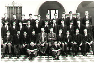 PROMOCIÓN 1963 • ABBATE, Enrique. ALBERT, Jorge J. ALSOGARAY, Eduardo. ANITUA, Horacio M. ARAUZ CASTEX, Juan Manuel. ARDIGO, Roberto E. ARDUINO, Juan Carlos. AZTIRIA, Antonio E. BARATELLI, Roberto E. BINDA, Enrique N. BUSTIN, Raúl. CANDIA, Gerardo M. CAO GONZALEZ, Manuel A. CARREÑO, Daniel A. CARRERAS, Porfirio. CASTAGNA, Rodolfo E. CATINARI, Mario E. CATTANEO, Alejandro L. CETERA, Sergio. CLERC, Adrián. CORREA, Julio E. CURTO, Roberto. DE NARDO, Juan I. FERNANDEZ MORENO, José A. FERRERO, Jorge O. FURELOS, Alfredo E. GALLO, Julio. GARAT, Santiago M. GARI, Norberto N. GARROS, Carlos M. GAZZOLO, Andrés E. GOMEZ, Carlos A. GOMEZ ANDRADE, Jorge. GREGO, Julio A. HILBERT, Roberto E. HUME, Fernando A. LANUSSE, Santiago A. LEPISCOPO, Eduardo A. LOPEZ, Oscar M. LOPEZ ALDUNCIN, Enrique A. LOPEZ VARELA, Horacio W. LUJAN WILLIAMS, Alberto. MANN, Armando. MAQUEDA, Rafael A. MAZZEI, Emilio G. MITAU, Julio A. MONES CAZON, Raúl E. MOREAU, Enrique J. NEGRI, Ernesto A. PEÑA, Fernando J. PRADA, Ricardo J. RAIN, Ricardo E. RODRIGUEZ, Ernesto J. RODRIGUEZ ABINZANO, Raúl. SABIA, Jorge A. SAN MARTIN, Diego Félix. SANTOS, Orlando L. SCHWARZBOCK, José E. SUAREZ, Oscar S. TAVASCI, Norberto C. TRACCHIA, Ricardo A. VILAR, Manuel Jorge. ZAVA, Marco A. ZORRAQUIN NAZAR, Eduardo.