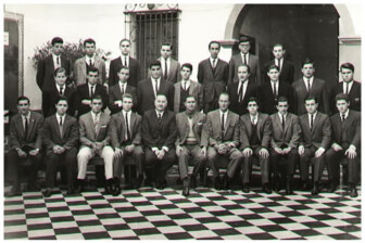 PROMOCIÓN 1964 • ALFARO, Julio E. ANTOLIN, Luis R. ARDUINO, Eduardo M. ARECO, Juan S. ARES, Jorge F. ATAMIAN, Antonio M. AVOGADRO, Carlos I. BEDEL, Jaime R. BETTINOTTI, Saúl E. BURUNDARENA, Ignacio. CALISTI, Carlos H. CARDOSO PORTO, Enrique L. CASTAÑEDA, Ricardo H. CASTIGLIONI, Mario. CILLEY, Nicolás E. CUZZANI, Oscar E. DACHEVSKI, Edgardo G. DE LUCA, Carlos A. DODERO, Alberto E. EGAÑA, Ricardo J. FALCO, Eduardo R. FERNANDEZ, Carlos O. FERNANDEZ, Eduardo J. FIRPO, Jorge L. GARCIA BELMONTE, Gustavo. GIRALT, Hernán M. GIRARDI, Arturo A. GONZALEZ CUEVAS, Rafael. GRANERO, Horacio R. GUIXA, Héctor G. HERNANDEZ, Luis A. INFANTE, Carlos F. IRAZUSTA, Julio C. KORPER, Tomás M. LAFUENTE JAUREGUI, Javier M. LAGOS, César C. LAGRECA, Ezequiel M. LEPORI, Luis R. LIUZZI, Carlos M. LOPEZ, Jorge P. LOPEZ ZANELLI, Alfredo D. MAGNASCO, Luis Alberto. MARIN MORENO, Carlos A. MARTINEZ LLANO, Delio B. MENDEZ, Norberto R. MIRALLES, Jorge. MOTTET, Carlos J. MOURIÑO, Carlos E. MULRAIN, Carlos J. OTAMENDI, Jorge B. PALADINI, Alejandro A. PASCUZZI, Alberto V. PEREZ, Oscar E. PICCHIO, Abel E. RAPALLINI, Alfredo T. RAPALLINI, José S. RAVAZZOLI, Alberto E. RODRÍGUEZ ABINZANO, Luis María. ROJAS, Alfonso. SALDIAS, Carlos A. SANCHEZ, Jorge A. UBERTALLI, Alberto M.