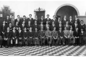 PROMOCIÓN 1964 • ALFARO, Julio E. ANTOLIN, Luis R. ARDUINO, Eduardo M. ARECO, Juan S. ARES, Jorge F. ATAMIAN, Antonio M. AVOGADRO, Carlos I. BEDEL, Jaime R. BETTINOTTI, Saúl E. BURUNDARENA, Ignacio. CALISTI, Carlos H. CARDOSO PORTO, Enrique L. CASTAÑEDA, Ricardo H. CASTIGLIONI, Mario. CILLEY, Nicolás E. CUZZANI, Oscar E. DACHEVSKI, Edgardo G. DE LUCA, Carlos A. DODERO, Alberto E. EGAÑA, Ricardo J. FALCO, Eduardo R. FERNANDEZ, Carlos O. FERNANDEZ, Eduardo J. FIRPO, Jorge L. GARCIA BELMONTE, Gustavo. GIRALT, Hernán M. GIRARDI, Arturo A. GONZALEZ CUEVAS, Rafael. GRANERO, Horacio R. GUIXA, Héctor G. HERNANDEZ, Luis A. INFANTE, Carlos F. IRAZUSTA, Julio C. KORPER, Tomás M. LAFUENTE JAUREGUI, Javier M. LAGOS, César C. LAGRECA, Ezequiel M. LEPORI, Luis R. LIUZZI, Carlos M. LOPEZ, Jorge P. LOPEZ ZANELLI, Alfredo D. MAGNASCO, Luis Alberto. MARIN MORENO, Carlos A. MARTINEZ LLANO, Delio B. MENDEZ, Norberto R. MIRALLES, Jorge. MOTTET, Carlos J. MOURIÑO, Carlos E. MULRAIN, Carlos J. OTAMENDI, Jorge B. PALADINI, Alejandro A. PASCUZZI, Alberto V. PEREZ, Oscar E. PICCHIO, Abel E. RAPALLINI, Alfredo T. RAPALLINI, José S. RAVAZZOLI, Alberto E. RODRÍGUEZ ABINZANO, Luis María. ROJAS, Alfonso. SALDIAS, Carlos A. SANCHEZ, Jorge A. UBERTALLI, Alberto M.