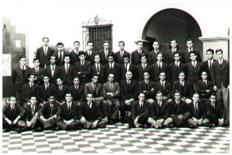 PROMOCIÓN 1965 • AGUILAR PADILLA, Guillermo. ALEXANDRO, Oscar A. ALZAGA, Carlos de. ANELLO, Vicente J. APELEJG, Juan Martín. ARAUZ CASTEX, Tomás. ARDIGO, Alejandro J. ARIAS, Jorge C. BARBIERI, José María. BETTINOTTI, Ignacio E. BLANC, Roberto E. BORRAGA, Alberto E. BOSCH, Carlos J. BOURDIEU, Martín M. CALDELAS, José M. CARRILLO PACHECO, Roberto P. CASARIS BOIXADERAS, Juan C. CATTANEO, Juan Carlos. CAVA, Alejandro E. CORDEU, Esteban A. CORNEJO, Alejandro B. DE AMBROSI, Rodolfo. DE MAIO, Gustavo A. DEMARCHI, Eugenio R. DURAND, Martín E. EGAÑA, Guillermo. GARCIA, Darío D. GATTONI, Ricardo G. GAZZOLO, Luis A. GIFFONI, Nicolás E. GONZALEZ, Juan Alberto. GRILLO, Isidoro L. HEINEMANN, Carlos A. IDOYAGA, Francisco J. JIMENEZ, Diego. LAFUENTE JAUREGUI, Miguel L. LANSON, Eduardo. LIMA ADOT, Horacio. LOPEZ LECUBE, Alejo P. LOUBES, Alejandro. MARCOLONGO, Jorge O. MARIN MORENO, Mario J. MARTINEZ, Jorge A. MATAS, Jorge J. MELE, Eduardo. NAVARRO, Ernesto O. NOSIGLIA, Juan P. O'CONNOR, Juan José. OTEGUI, Jorge R. PALENA, Carlos A. PENNA, Angel A. PIANA, Jorge E. POHELS, Luis María. PRADA, Mario A. PROVENZA, Jorge A. QUIRNO COSTA, Norberto. RAMIREZ TURDERA, Federico. ROLDAN MARTIN, Marcelo P. SAHORES, Ricardo R. SALLERAS, Juan C. SALVADOR, Alejandro E. SAMAR, Alberto E. SAUNIER, Rodolfo L. SEGHEZZO, Oscar R. SERRA, Osvaldo J. TARASIDO, Alberto J. VACCARI, Carlos M. VALLCANERAS, Miguel E. VARA, Mario R. VERSTRAETEN, Juan B. VILLALOBOS, Gonzalo. ZABALAGA, Julio R.