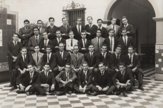 PROMOCIÓN 1965 • AGUILAR PADILLA, Guillermo. ALEXANDRO, Oscar A. ALZAGA, Carlos de. ANELLO, Vicente J. APELEJG, Juan Martín. ARAUZ CASTEX, Tomás. ARDIGO, Alejandro J. ARIAS, Jorge C. BARBIERI, José María. BETTINOTTI, Ignacio E. BLANC, Roberto E. BORRAGA, Alberto E. BOSCH, Carlos J. BOURDIEU, Martín M. CALDELAS, José M. CARRILLO PACHECO, Roberto P. CASARIS BOIXADERAS, Juan C. CATTANEO, Juan Carlos. CAVA, Alejandro E. CORDEU, Esteban A. CORNEJO, Alejandro B. DE AMBROSI, Rodolfo. DE MAIO, Gustavo A. DEMARCHI, Eugenio R. DURAND, Martín E. EGAÑA, Guillermo. GARCIA, Darío D. GATTONI, Ricardo G. GAZZOLO, Luis A. GIFFONI, Nicolás E. GONZALEZ, Juan Alberto. GRILLO, Isidoro L. HEINEMANN, Carlos A. IDOYAGA, Francisco J. JIMENEZ, Diego. LAFUENTE JAUREGUI, Miguel L. LANSON, Eduardo. LIMA ADOT, Horacio. LOPEZ LECUBE, Alejo P. LOUBES, Alejandro. MARCOLONGO, Jorge O. MARIN MORENO, Mario J. MARTINEZ, Jorge A. MATAS, Jorge J. MELE, Eduardo. NAVARRO, Ernesto O. NOSIGLIA, Juan P. O'CONNOR, Juan José. OTEGUI, Jorge R. PALENA, Carlos A. PENNA, Angel A. PIANA, Jorge E. POHELS, Luis María. PRADA, Mario A. PROVENZA, Jorge A. QUIRNO COSTA, Norberto. RAMIREZ TURDERA, Federico. ROLDAN MARTIN, Marcelo P. SAHORES, Ricardo R. SALLERAS, Juan C. SALVADOR, Alejandro E. SAMAR, Alberto E. SAUNIER, Rodolfo L. SEGHEZZO, Oscar R. SERRA, Osvaldo J. TARASIDO, Alberto J. VACCARI, Carlos M. VALLCANERAS, Miguel E. VARA, Mario R. VERSTRAETEN, Juan B. VILLALOBOS, Gonzalo. ZABALAGA, Julio R.