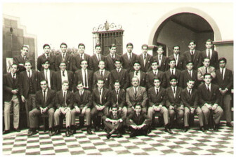 PROMOCIÓN 1970 • ANDRADE, Ernesto Agustín. ARAUZ CASTEX, Alejandro. ARNING, Carlos Guillermo. BAGLIETTO, Jorge Alberto. BARRIONUEVO, Abel. BASSI, Hernán Eduardo. BETTINOTTI, Emilio A. BRIOZZO, Ricardo Horacio. BUSIGNANI, Carlos. CABO, Armando Luis. CAMINAL, Armando Luis. CARRIO, Alejandro Daniel. CASARINO, Alberto. CASELLA, Juan Bautista. CATTA, Raúl Horacio. CESARETTI, Oscar. DAL PALU, Darío. DELPINO, Gustavo A. DODERO, Marcelo. ENRIOTTI, Sergio. GOLDSCHLAGER, Andrés José. GOMEZ IVALDI, Alejandro C. GRAFFIGNA, Aldo H. GRIFFI, Marcelo Eugenio. GUTIERREZ, Honorio. HARDOY, Alberto Beltrán. HERMAN, Gustavo Mario. JAESCHKE, Ricardo. LAMARQUE, Ricardo. LOPEZ, Aníbal. LOPEZ, Guillermo Néstor. LUZARDI, Jorge. MALCA, Daniel Horacio. MARENZI, Gustavo Juan. MAZZOTTA, Carlos Augusto. MILLAN PEREZ, José María M. MOSE MEDRANO, Eduardo Daniel. PAMPURO, Juan Manuel. PASTRANA, Juan Carlos. PEREZ, Néstor Eduardo A. PINTO, Alberto Oscar. RIPAMONTI, Gustavo. ROSALEN, José María. RUSSO, Luis María. SALVI, Máximo. VARELA, Daniel. VASEN, Juan Carlos. YTOIZ, Eduardo. ZAPUTOVICH, Gustavo A.