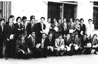 PROMOCIÓN 1975 • ALLENDE, Horacio. ANSCHUTZ, Jorge Alberto. AYERZA, Enrique. BENGOLEA, Ricardo Félix. BIANCHI, Daniel José. BIEDMA, Juan Andrés. BILBAO, Santiago. BRIGNONE, Federico. BRUCHOU, Juan José. BRUGO, Carlos Rogelio. BURASTERO, Santiago E.. BUSTILLO, Fernando. BUSTILLO, José Manuel. BUSTILLO, Rómulo. CAMPOS, Javier. CAPORALETTI, Guillermo. CARRILLO, Esteban. CASSINI, Eduardo. DE SETA, Ricardo O.. DECURGEZ, Héctor E.. DI GENNARO, Eduardo A.. DI LUCIANO, Adrián Enzo. DIAZ, Patricio A.. DIAZ, Tomás Eduardo. DINARDO, Rubén. DOMINGUEZ, Aníbal. ECHEVARRIA, César. FERLINI, Ezequiel. FLORES PIRAN, José. GARCIA HARTOG, Adrián. GIORDANO, Horacio. GOMEZ NARDO, Carlos M.. GOÑI, Pablo. LANDA, Fernando D.. LOPEZ, Hugo. LUCENTINI, Marcelo O.. MARTINEZ, Osvaldo J.. MASSA, Luis A.. MENENDEZ, Luis. MORGAN, Enrique. NOVARO HUEYO, Enrique. NUÑEZ, Hernán Diego. PARADA, Luis María. PEREZ TORT, Horacio. PINTABONA, Alberto D.. PIÑA, Horacio Diego. RAMOSPE, Horacio F.. RIGIROLI, Gerardo. ROBLES, Jorge Eduardo. ROVIRA, Guillermo C.. SAN MARTIN, Diego. SANTAMARINA, Alberto. SCOPPA, Alfredo José. SPIRITOSO, Arturo D.. STEFANI, Oscar R.. TENAILLON, Jorge P.. TETTAMANTI, Marcelo. URANI, Alberto. URSO, Marcelo C.. VADELL, Eduardo M.. VARELA, Marcelo. VENANCIO, Manuel Pablo. VERA, Diego Alvaro De. VERCELLI, Alfredo José.