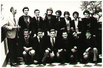 PROMOCIÓN 1976 • ABELEDO, Enrique. ACHAVAL, Horacio J.. ALVAREZ, Fabián José. AMESTOY, Gustavo Mario. ARECO, Alberto. ARIAS, Gustavo. ARIAS BLANCO, Abel B.. ASTELARRA, Miguel. BARDI, Marcelo. BARDI, Marcelo Eduardo. BENGOLEA, Miguel. BIQUARD, Michel. BRAUN, Armando C.. BREA, Roberto María. BULLRICH, Pablo L.. CALCATERRA, Ángel J.A.. CASAGRANDE, Carlos N.. CERNADAS, Alejandro M.. CERVETTI, Carlos E.. CICHERO, Horacio Gustavo. COLL BENEGAS, Juan M.. CULOTTA, Ricardo Jorge. DE RIDDER, Enrique Luis. DE RIDDER, Francisco J.. DEFILIPPIS NOVOA, Enrique. DELCONTE, Claudio G.. DIAZ, Marcelo Oscar. ESPINOSA PAZ, Francisco P.. ESTOL, Conrado José. FAUVETY, Juan Carlos. FAZIO, Javier Rodolfo. FRANCK, Jorge Luis. GARAY, Marcelo J.. GOYA CURCI, Luis. GUTIERREZ, Martín I.. HARTZ, Carlos Mateo. LAGOS CROTTO, Marcelo F.. LALOR, Ricardo José. LAPENTA, Guillermo G.. LEDESMA, Jorge Nicolás. LOBOS, Luis E.. LOCKHART, Edward Jack. LOUIT, Raúl. MAESTRETTI, Hernán. MASCETTI, Carlos Alberto. MENDEZ, Enrique José Ma.. MICHELOUD, Jorge L.. MONACO, Ignacio Manuel. OCHOA, Jorge Alberto. OLSEN, Guillermo C.. OTTURI, Emilio A.J.. PALACIO ORUS, Martín M.. PASTORINO, Enrique Fernando. PENNA, Ricardo F.. PIAZZA, Carlos Javier. PIÑA, Pablo Osvaldo. REGNASCO, Santiago J.. RIMOLDI, Enrique G.. RIVAS, Damaso Carlos. RODRIGUEZ ETCHETO, Martín. RODRIGUEZ JURADO, Fernando. SAENZ VALIENTE, Raúl A.. SAN ROMAN, Ricardo J.. SEGAL, Pablo Antonio L.. SHAW, Gabriel María. SHERIDAN, Alejandro Luis. SORTHEIX, Juan José E.. STRADA, Marcelo Guillermo. SUAREZ HEARNE, Juan M.. TARASIDO, Pablo. TISNE, Enrique Felipe. TORRES, Ernesto. URANI, Daniel. VECCHIO, Guillermo A.. VELASCO SUAREZ, Pedro C.. VIDELA, Nicolás. VILLANI, Eduardo A.. ZARICH, Oscar Alejandro. ZUBIAURRE, Alberto A.