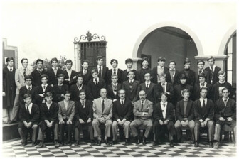 PROMOCIÓN 1977 • ALEMAN, Martín Roberto. ANSCHUTZ, Gustavo. ARROYO, Héctor S.. BADARACCO, Juan Manuel. BADINO, Alberto Julio. BARBIERI, Leopoldo F.A.. BARRIOS CARRILLO, Rodrigo. BAZET, Martín Ricardo. BEDOYA, Jaime A.. BENEDIT, Alfredo J.. BOCCI, Eduardo Alejandro. BOOTE, Juan José. BORDEU, Bernardo. BOSSO, Carlos P.L.. BREA, Carlos María. CAEIRO, Federico J.. CARDINI, Rodolfo A.. CASTELLINI, Alejandro P.. CEBREIRO, José Pablo. CERVETTI, Juan M. C.. CHORRA, Marcos Tristán. CHRISTENSEN, Javier. CRESPO, Daniel. DARRE, Ricardo. DE PASCUALE, Gustavo R.. DE SALVO, Juan Antonio. DOMINGUEZ, Emilio A.. ESCUTI, Ramón Edmundo. ESPOSITO, Julio F.. ESTRUGAMOU, Pedro J.. FALCIOLA CRESCIA, José M.. FALKINHOFF, Guillermo J.. FERRARIO, Horacio E.. FITZ HERBERT, Raúl C.. GABRIELLI, Alberto I.. GALLO, Gustavo Mario. GONZALEZ, Néstor C.S.. GOROSTIAGA, Sebastián. GREGORIO, Horacio Fernando. GUTIERREZ, Diego F.. GUTIERREZ, Gonzalo. IZZO, Guillermo Eduardo. LALOR, José Antonio. LALOR, Marcos. LANUS, Rodolfo. LEDESMA, Ignacio Luis. LYNCH, Antonio María. MACCHI, Gustavo Pablo. MANESCAU, Luis Alberto. MULLER, Oscar Guillermo. MUNILLA LACASA, Marcelo. NAVEIRO, Diego. NEIRA, Néstor. OURET, Javier Adolfo. PARADA, Gustavo R.. PAZ, Miguel N.. PETAZZI, Gustavo Emilio. PINO, Gustavo G. Del. PLANCHADELL, Eduardo J.. POGGI, Eduardo Alberto. PORTAIS, Augusto Carlos. PUCHEU, Carlos Alberto. PUJADAS, Enrique. RAMOS, Guillermo R.. REGNASCO, Octavio R.. RIBETTO, Sergio A.. RICCI PRADO, Claudio P.. RICHARD O´FARRELL, Martin. RODRIGUEZ ETCHETO, Alberto. SOLARE, Carlos María. SPALLAROSSA, Luis María. STRADA, César Fernando. SUAREZ HEARNE, Juan Rafael. TORRES ZAVALETA, Carlos R.. VELASCO SUAREZ, Pablo J.. VENANCIO, Gonzalo. VERCELLI, Máximo. VUCKOVIC, Branko. ZAFFIGNANI, Emilio C.. ZIROLLI, Luis.