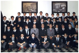 PROMOCIÓN 1985 • ALVAREZ, Martín R. del V. AMESTOY, María del Pilar. ARAUZ CALVO, Diego. AULICINO LA SALVIA, María Cecilia. AVILA, Diego. BARCHI, Julián. BARZI, Marcelo F. BERNARD, Christian M. BLUTHGEN Y SORCABURU, Eugenio. BOSCOLO, Fernando L. BRIONES, Iván Francisco. BURGHI, Pedro Mario. BUSTOS MORON, Ma. Soledad. CABEZAS, Pedro Ezequiel. CALVIÑO PESCE, Eduardo J. CARABASSA, Enrique de. COSTA, María Eugenia. DE ROSSI, Fernando. DUGGAN, Bernardo Enrique. ECHAGUE, Alejandro J. EDI, María Fernanda. FAMA, Martin. FERRARI TORRES, Carlos E. FILLOL, Tomas. FUGARDO, Marcela Paula. GALTIERI, Diego. GIOVINAZZO, Pablo. HERBIN, Santiago. JAUREGUIALZO, Alejandro. LEMOS GARCIA, Juan Manuel. LLOUSAS, Griselda Mariana. LOUGE, Matías Fernando. MARTIN, Verónica Claudia. MAZZA, Oscar María. MENDEZ, Flavia Andrea. MEREGA, Guillermo. MURGA, José Ignacio. NEUMANN, María Luz. NEUMANN, Mariano F. NOGUEIRA, Rubén. ORFALI, César Ángel. PACHECO, Ángel. PANTALONE, Andrea Mabel. PERALTA RAMOS, Fernando. PERO TABORGA, María Cristina. PINEDO, Agustín. PUJOL, María José. RATINOFF, Rosana. RESI, Patricio F. REYNAL, Gustavo J. RODRIGUEZ, María José. RODRIGUEZ ALVAREZ, Guillermo. RODRÍGUEZ LARRETA, Augusto J. SAENZ, Marta. SEGURA, Diego. SESSA, Sergio. VALLEE, Jean Claude Antoine. VENTURINI, Flavia Paula. VERONESSI, Paolo Alejandro. ZAFFIGNANI, Martín.